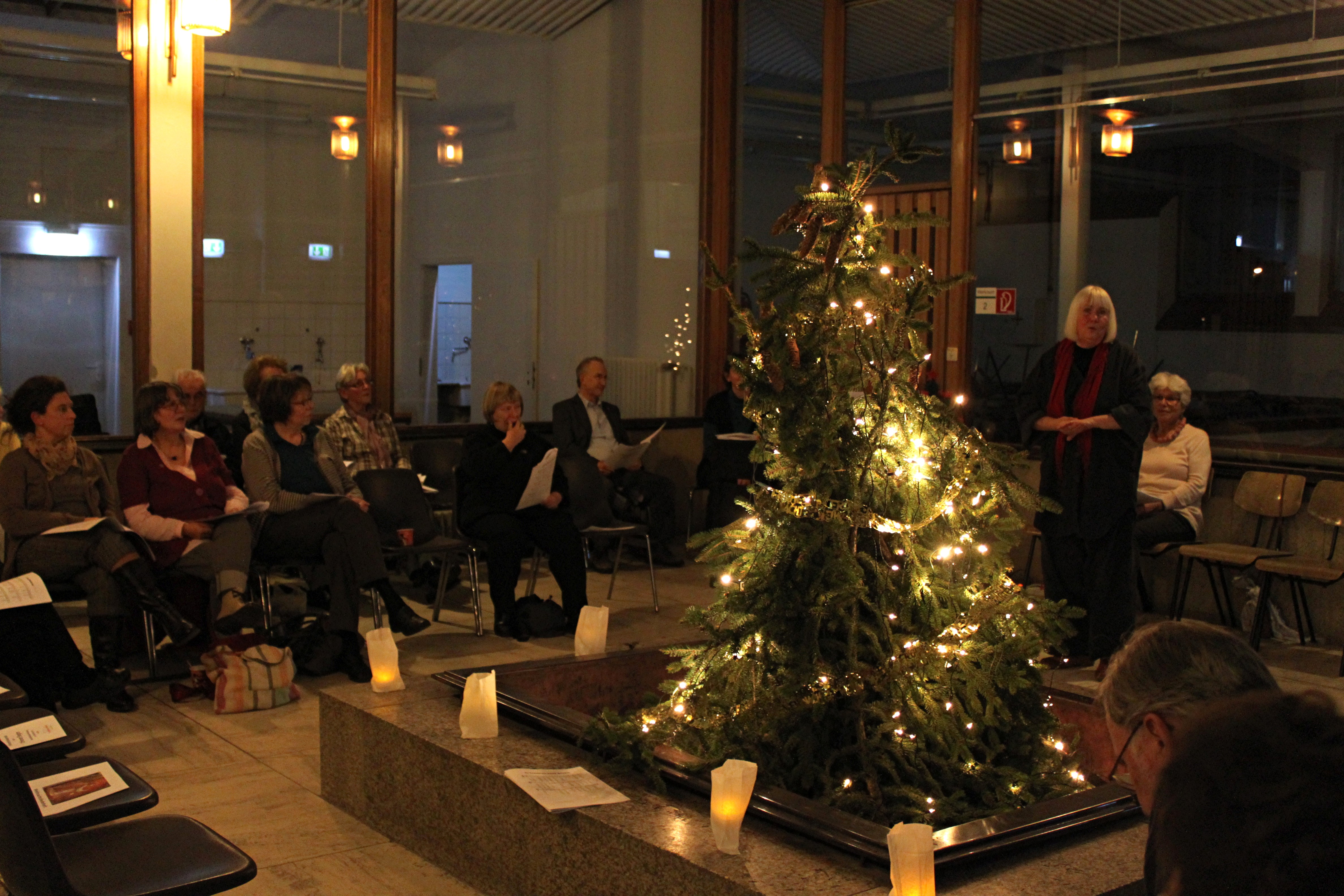 Weihnachtsliedersingen 2011 an der Feuerstelle im Aaltohaus