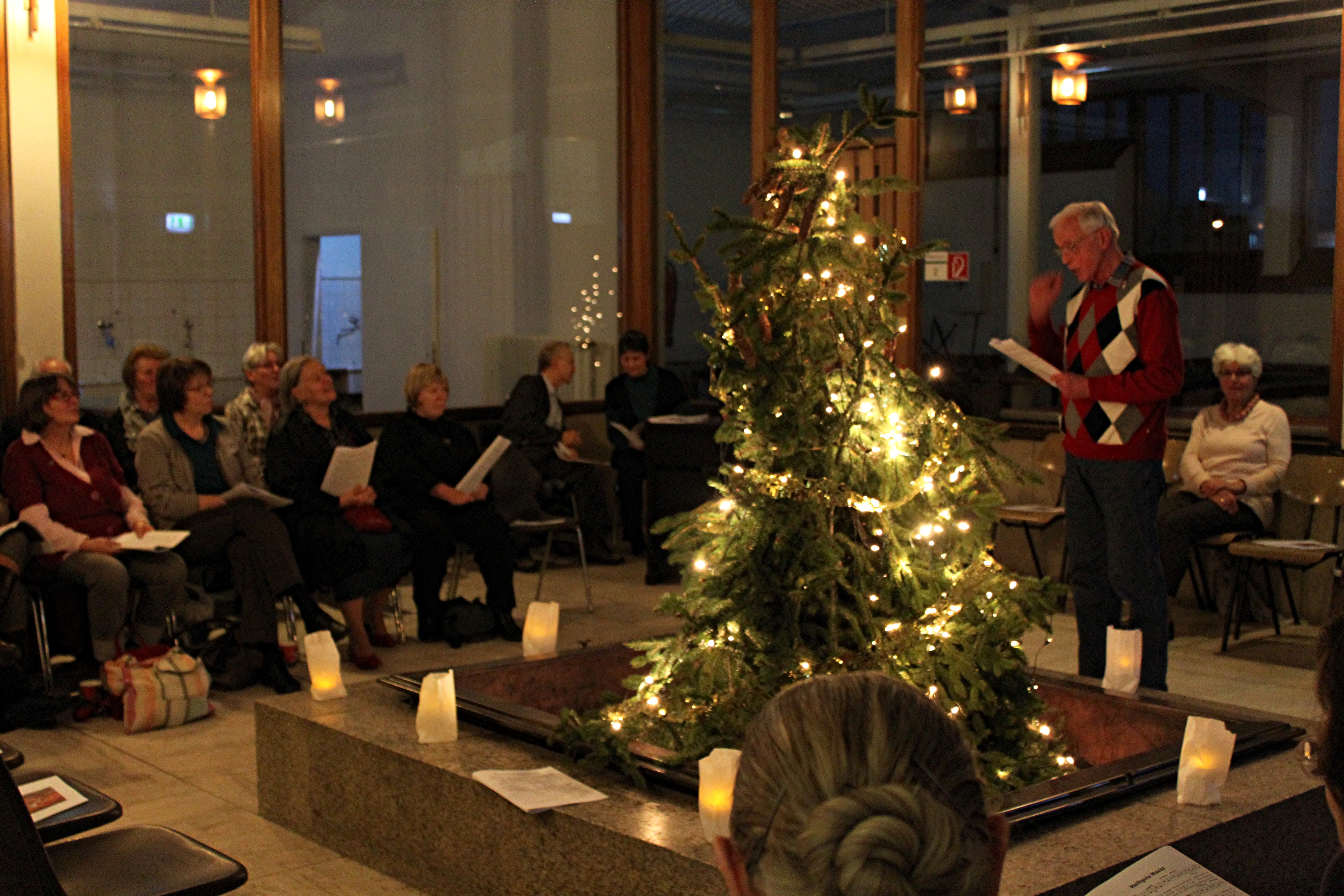 Weihnachtsliedersingen2011 an der Feuerstelle im Aaltohaus