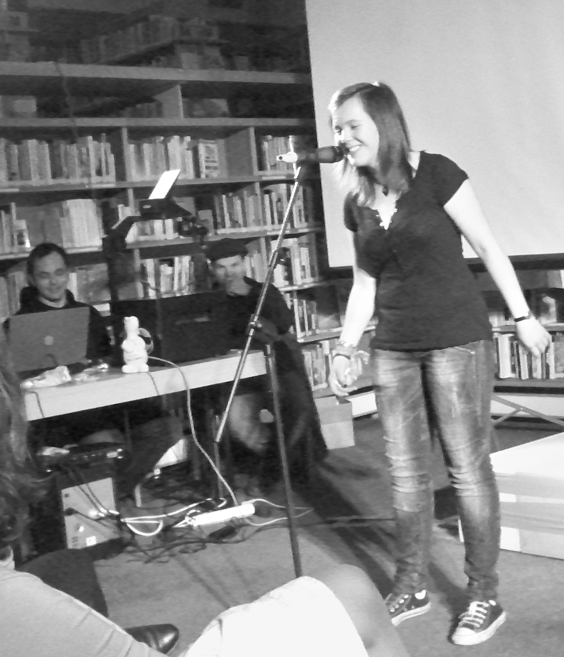 Die Braunschweiger Helen Berthold beim Wolfsburger Poetry Slam in der Stadtbibliothek