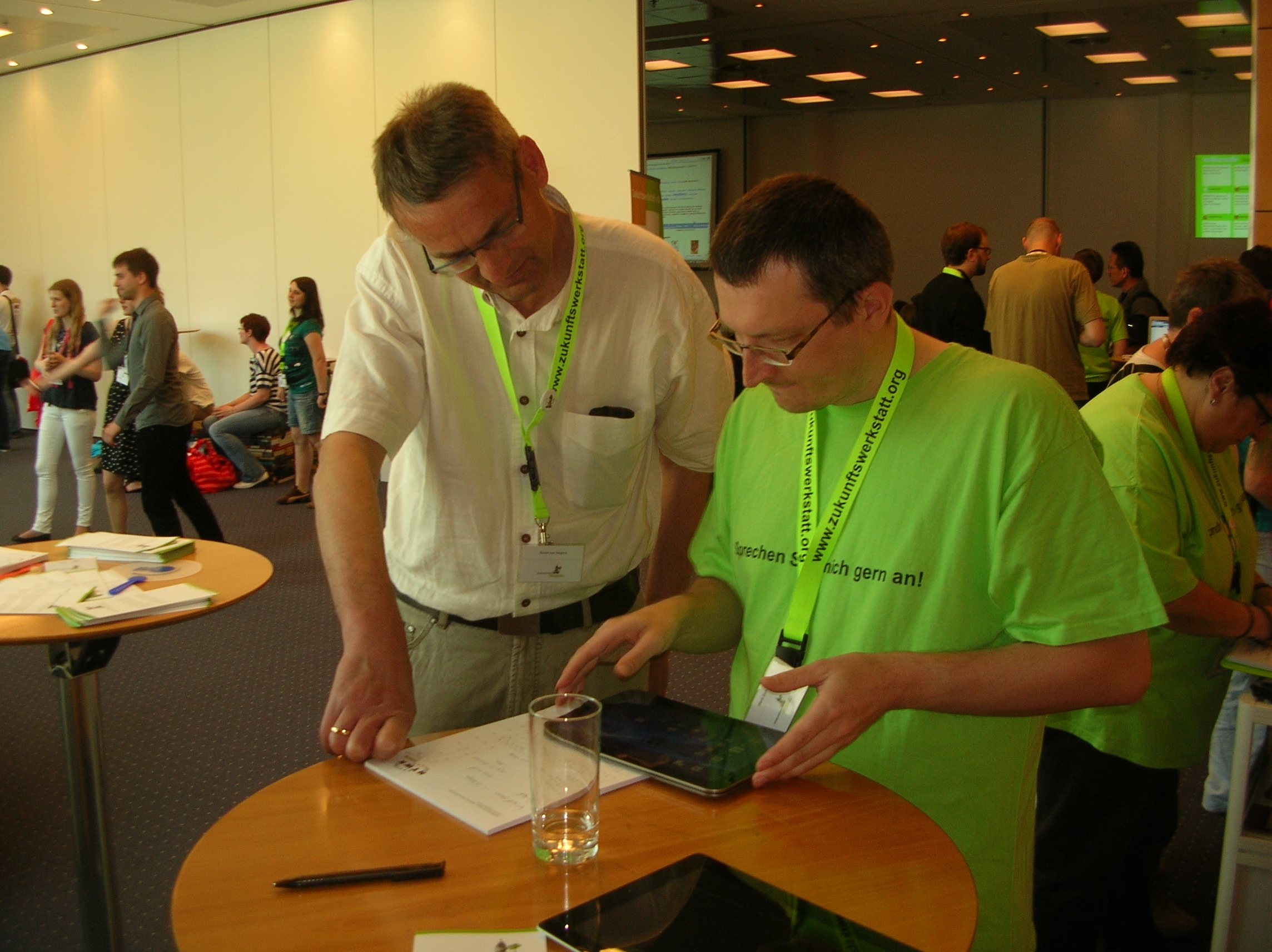 Dierk Eichel (re.) mit Bernd von Seggern (Zukunftswerkstatt und Stadtbibliothek Oldenburg) testen das Toshiba-Tablet 200 AT