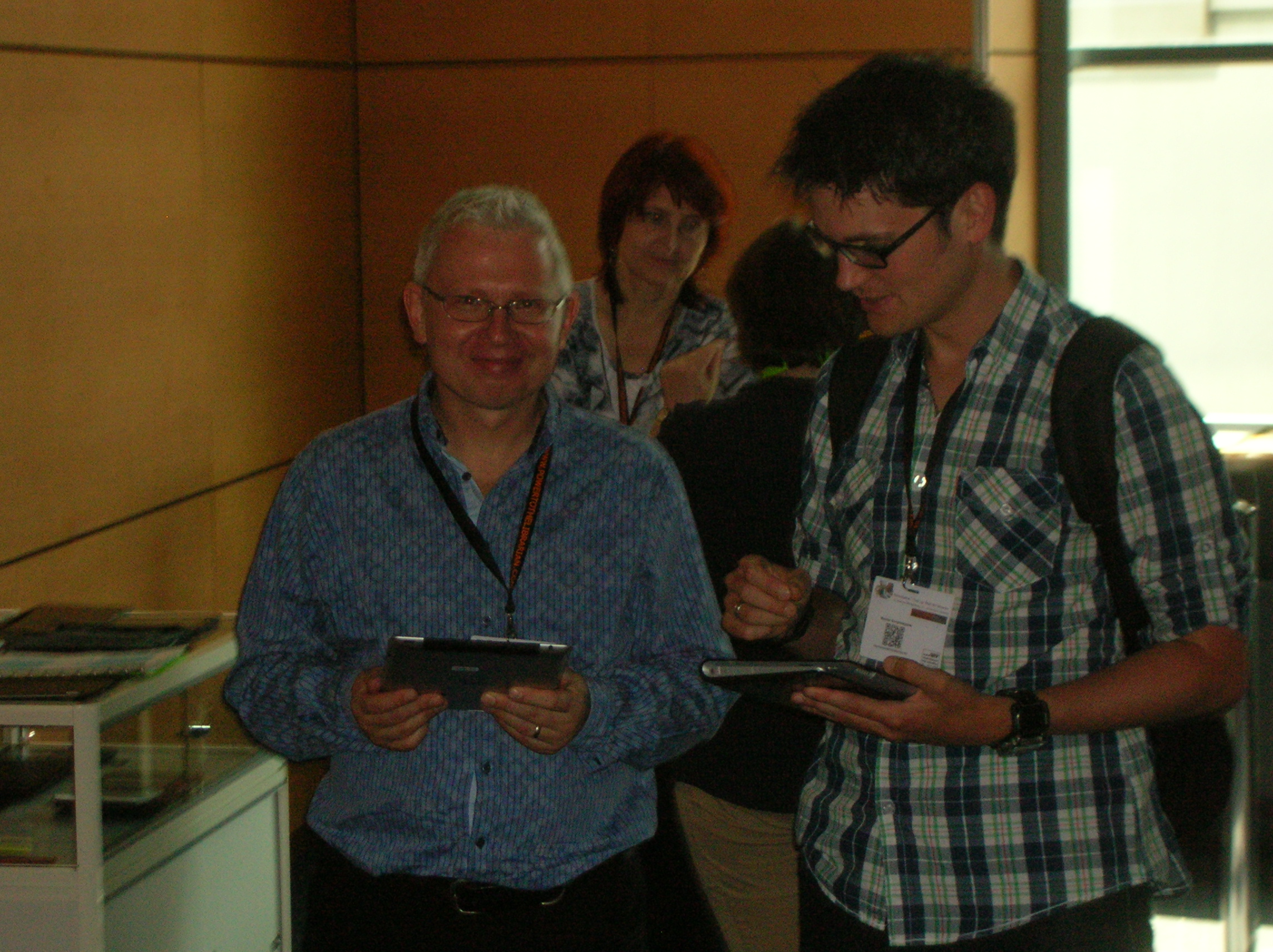 Frank Daniel (li.) und Markus Caspers von der Stadtbibliothek begeistern sich für das iPad3 und das Sony Tablet S, das SATURN Wolfsburg bereitstellte