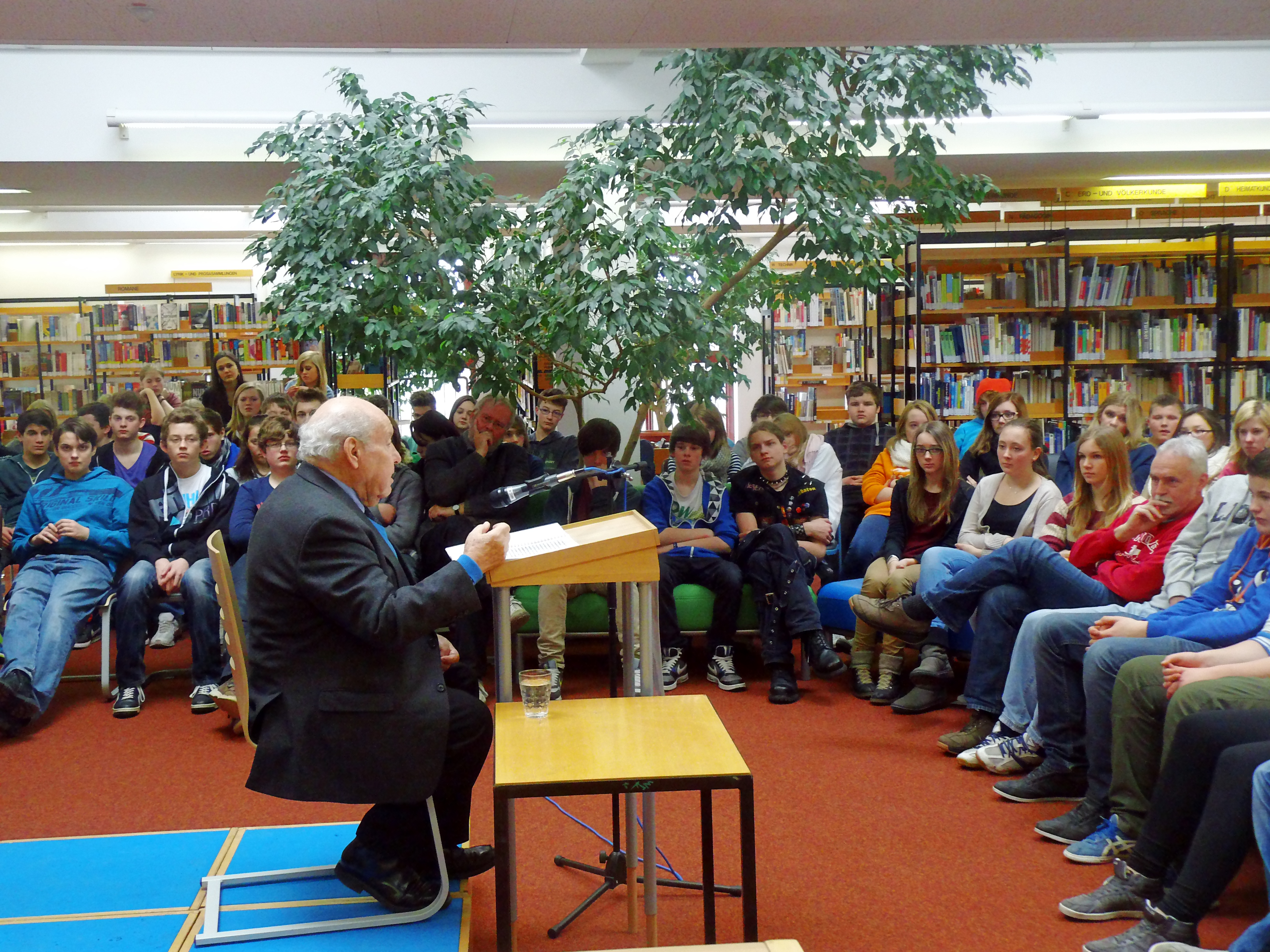 Sally Perel mit Publikum in der Schulbibliothek der Heinrich-Nordhoff-Gesamtschule