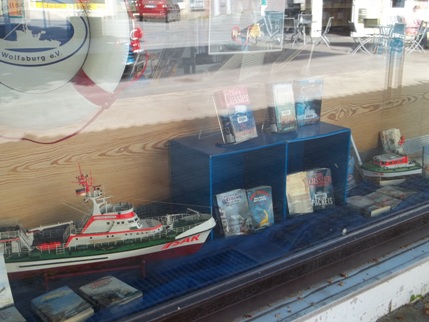 Schaufenster der Bibliothek am Hansaplatz mit Schiff