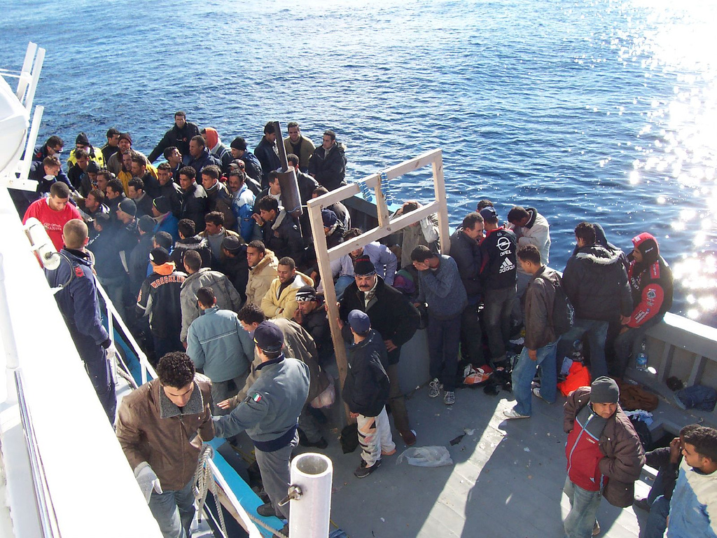 Flüchtlinge vor Lampedusa" Foto: Wikipedia / Immigrati Lampedusa, Vito Manzari, CC BY 2.0
