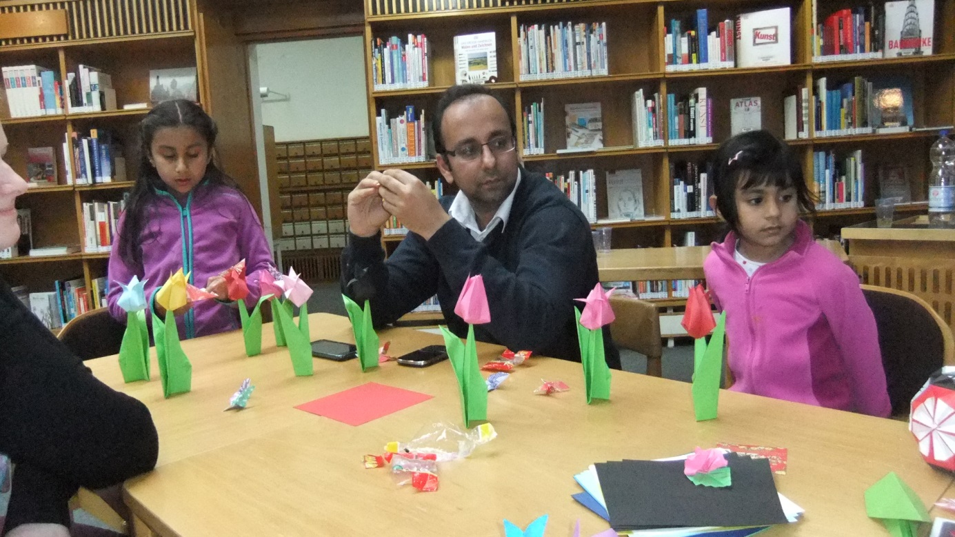 Origami in der Kinderbibliothek: gstern gings um Blumen und Blütenkugeln