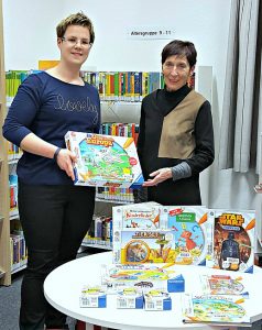 Ortsbürgermeisterin Bärbel Weist und Bibliotheksmitarbeiterin Carolin Knopf