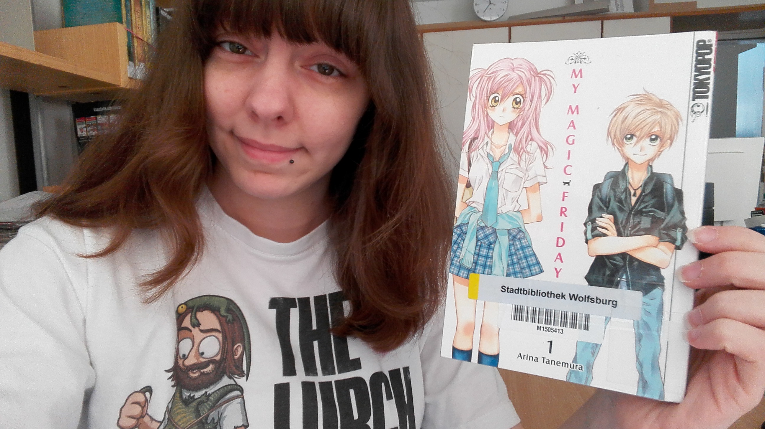 Azubine Marle mit ihrer Lieblings-Mangareihe "My Magic Fridays"