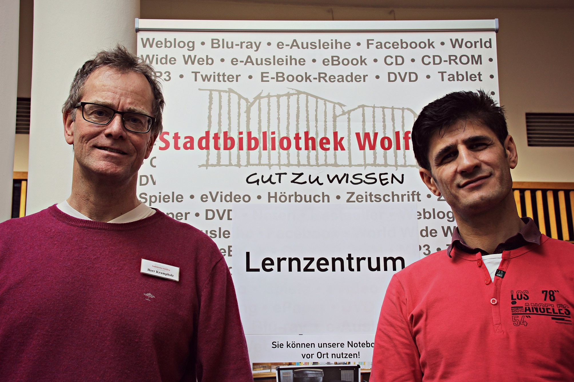 Erster Praktikumstag in der Bibliothek: Kamil Hemati mit Thomas Krumpholz 